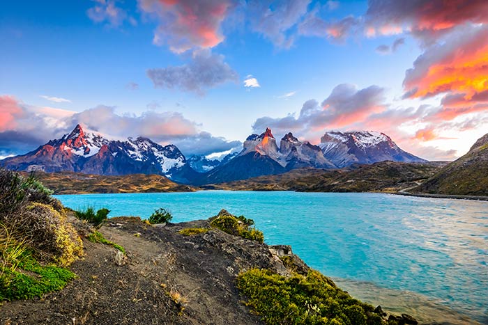Torres del Paine sobre o lago Pehoe, Patagónia, Chile mostrando o Campo de Gelo Patagónico Sul, Região de Magalhães da América do Sul
