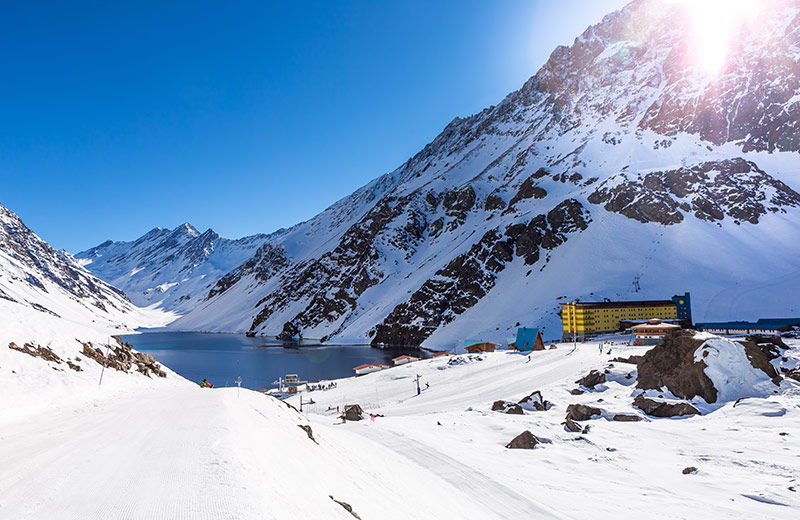 Esquí en Chile en un día soleado con mucha nieve