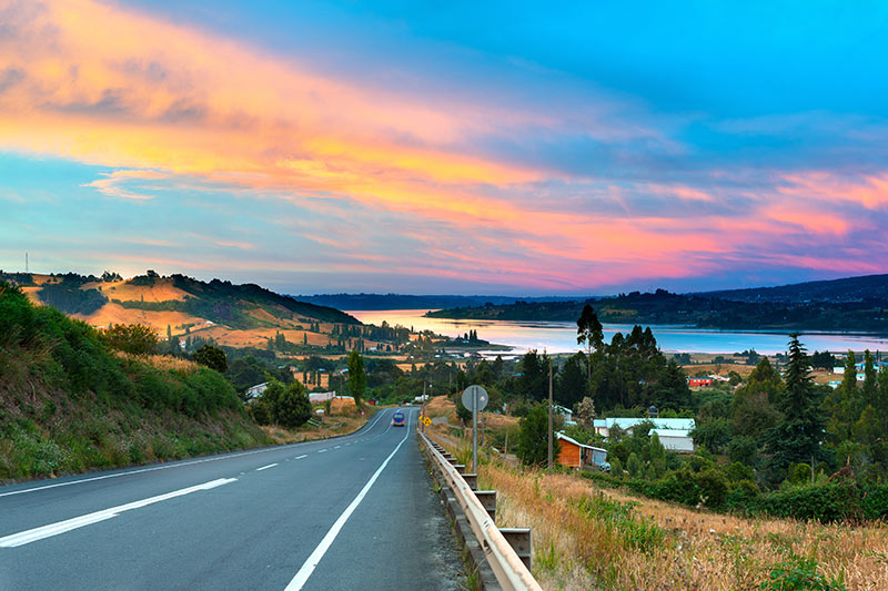 Foto da estrada para Dalcahue na ilha de Chiloe, Chile