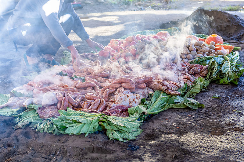 Foto de preparação do curanto, o prato tradicional dos povos Mapuche originais