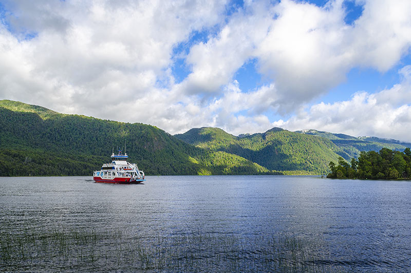 Foto do ferry Hua Hum, no Lago Pirehueico, Puerto Fuy, Chile