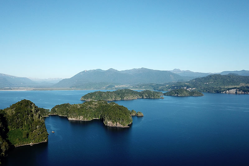 Foto de hermoso paisaje aereo en un dia soleado en el Lago Puyehue, las isalas de Fresia frente a la Cordillera de los Andes en la Patagonia Chilena