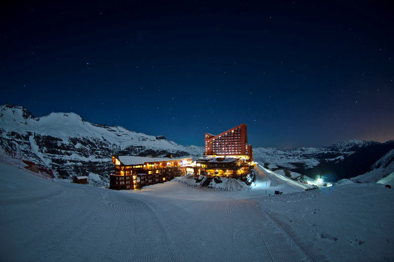 Foto do Centro de Esqui à noite, localizado no coração da Cordilheira dos Andes