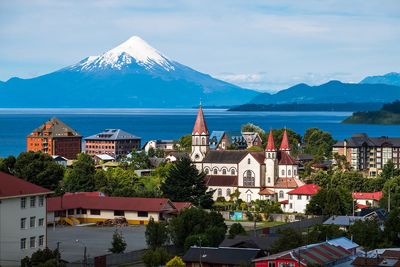 Foto da cidade de Puerto Varas, Chile com o vulcão Osorno ao fundo