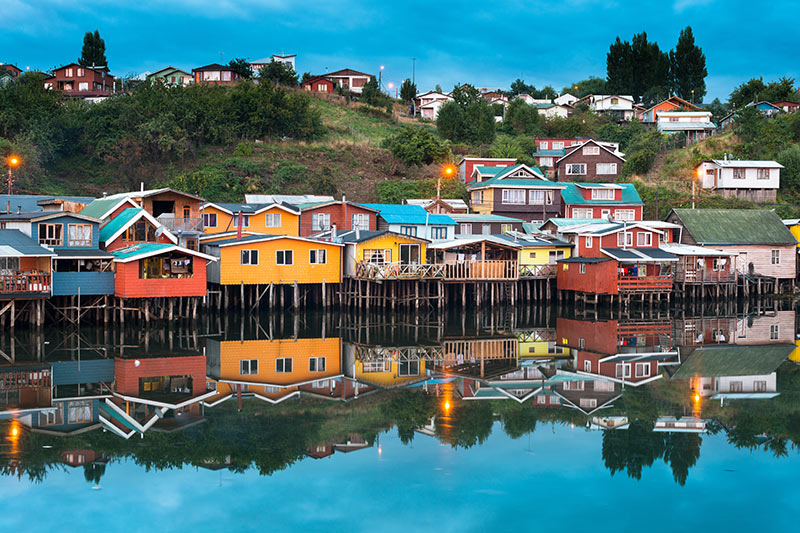 Foto de palafitos tradicionais conhecidos como palafitos na cidade de Castro na ilha de Chiloe, no sul do Chile