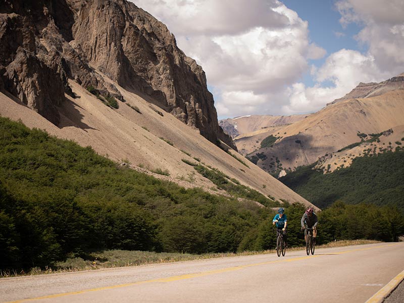Foto de dos personas montando en bicicleta por la Carretera Austral en la Patagonia, Chile