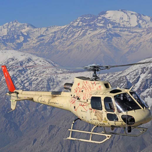 Fotografia de um helicóptero a sobrevoar a Cordilheira dos Andes