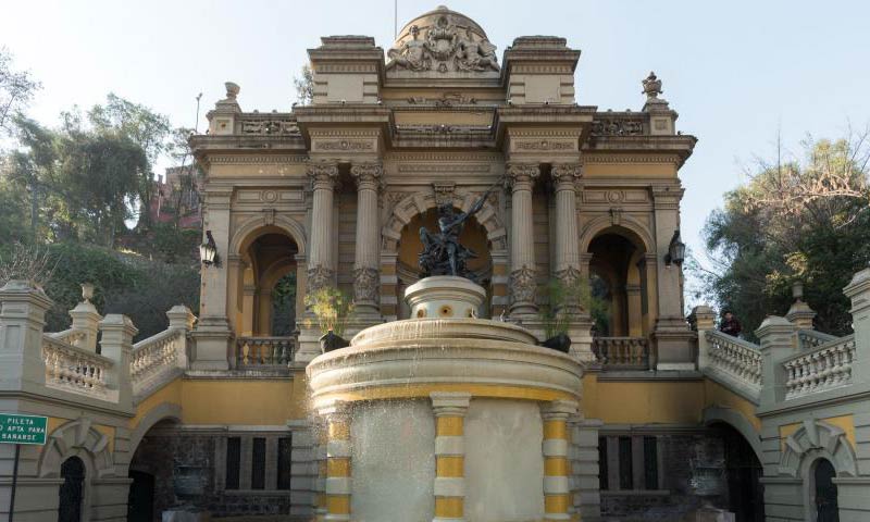 Foto do edifício na colina de Santa Lúcia